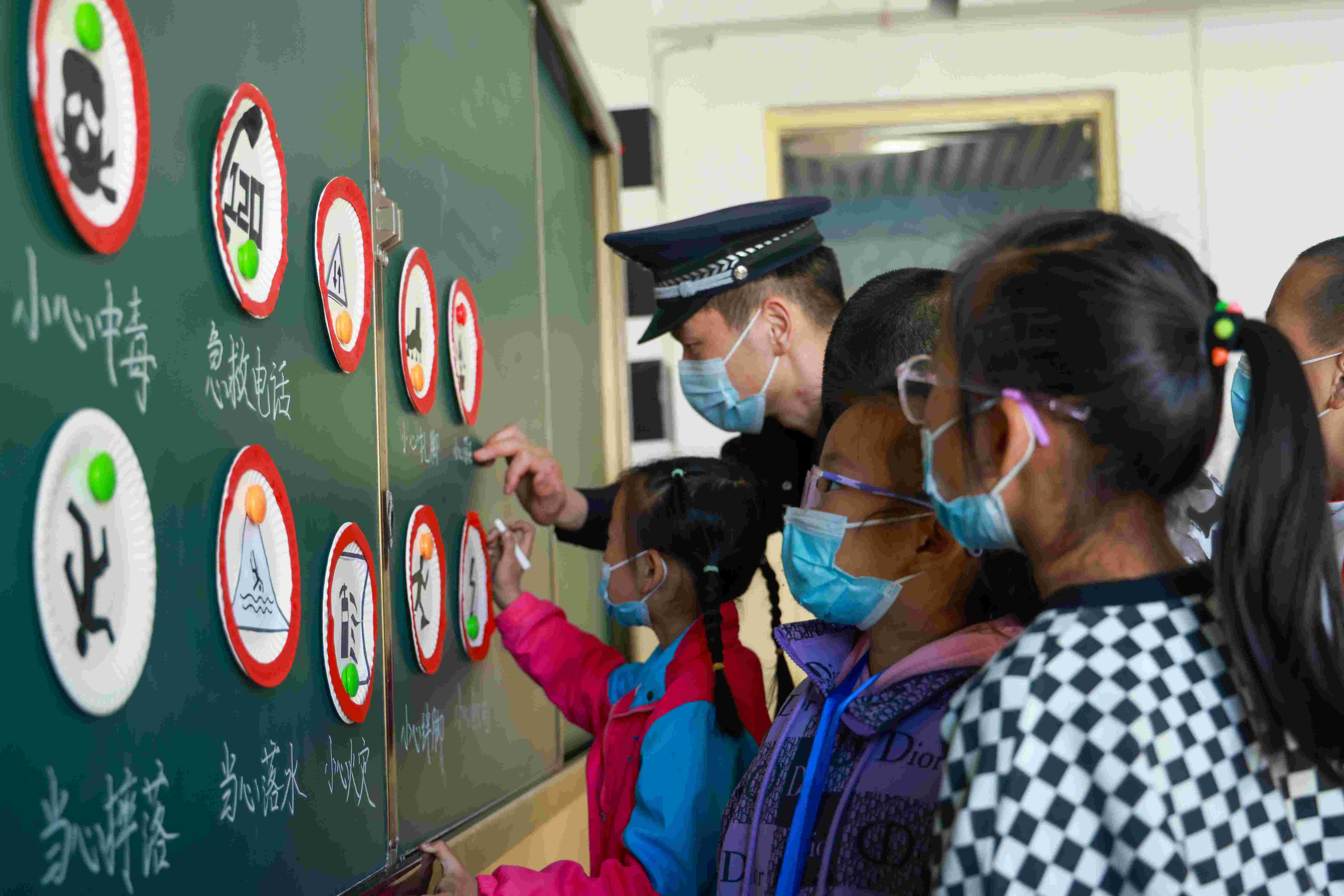 图为民警向学生讲解生活中常见标识 (2).jpg