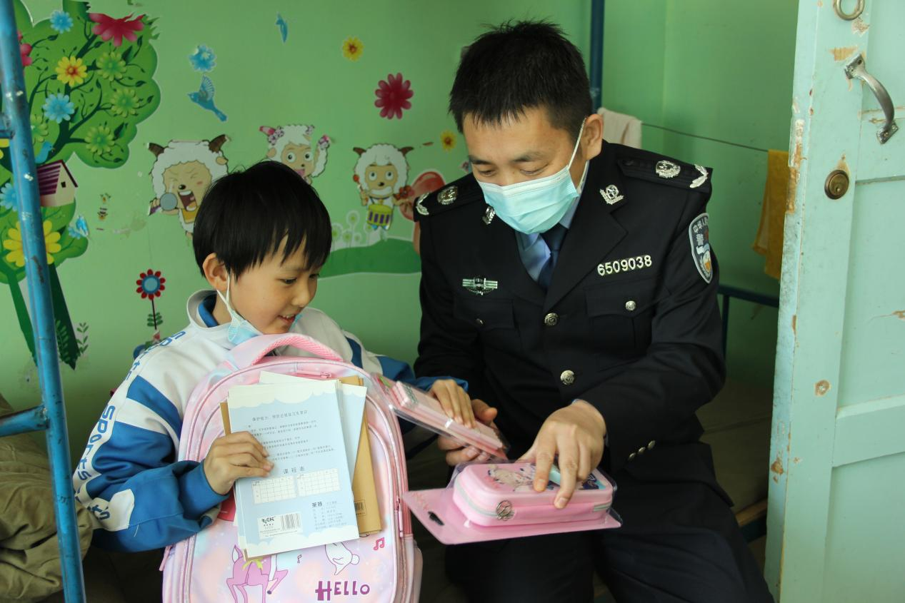 海勇为王晓涵送去学习用品.png