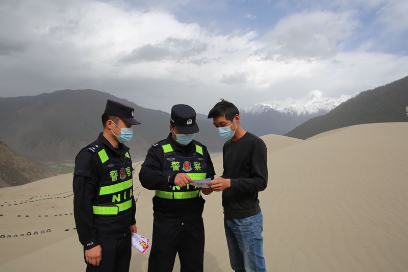 林芝鲁霞边境派出所在佛掌沙丘景区宣传国家安全相关知识  陈成  摄_.jpg