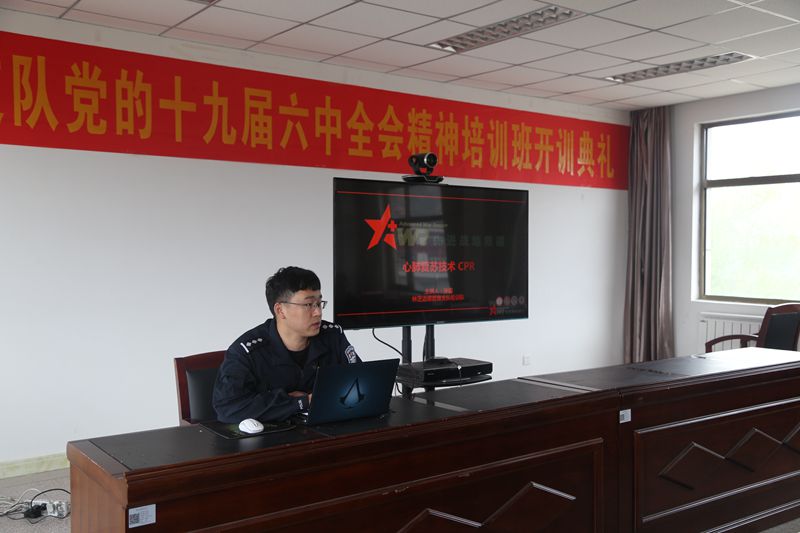 林芝轮训队教员为培训学员进行急救知识理论授课  孙静冉 摄_副本.jpg