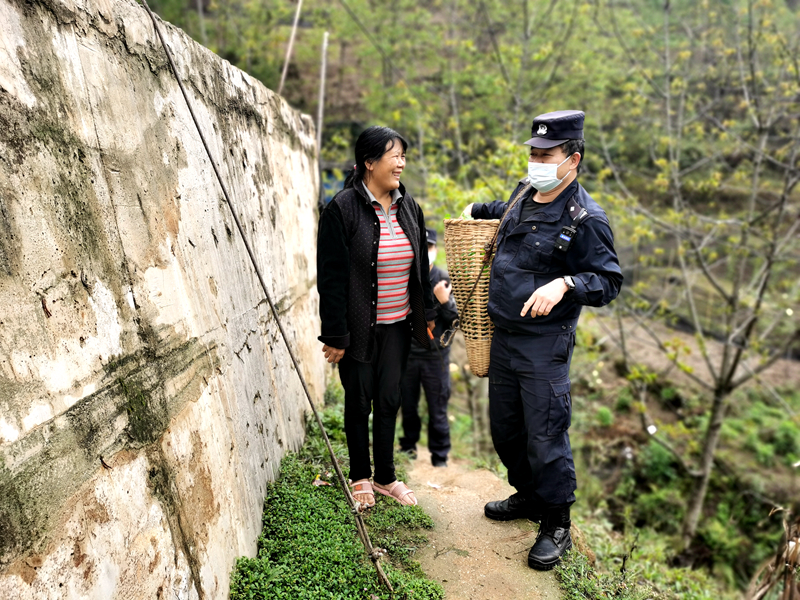 警民一家亲.jpg