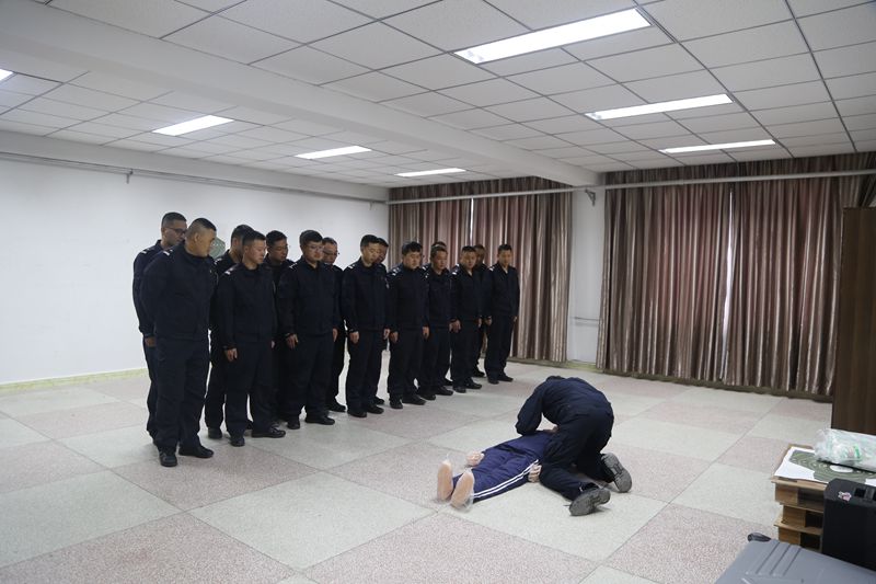 林芝轮训队授课教员为培训学员讲解心肺复苏技能  孙静冉  摄_副本.jpg