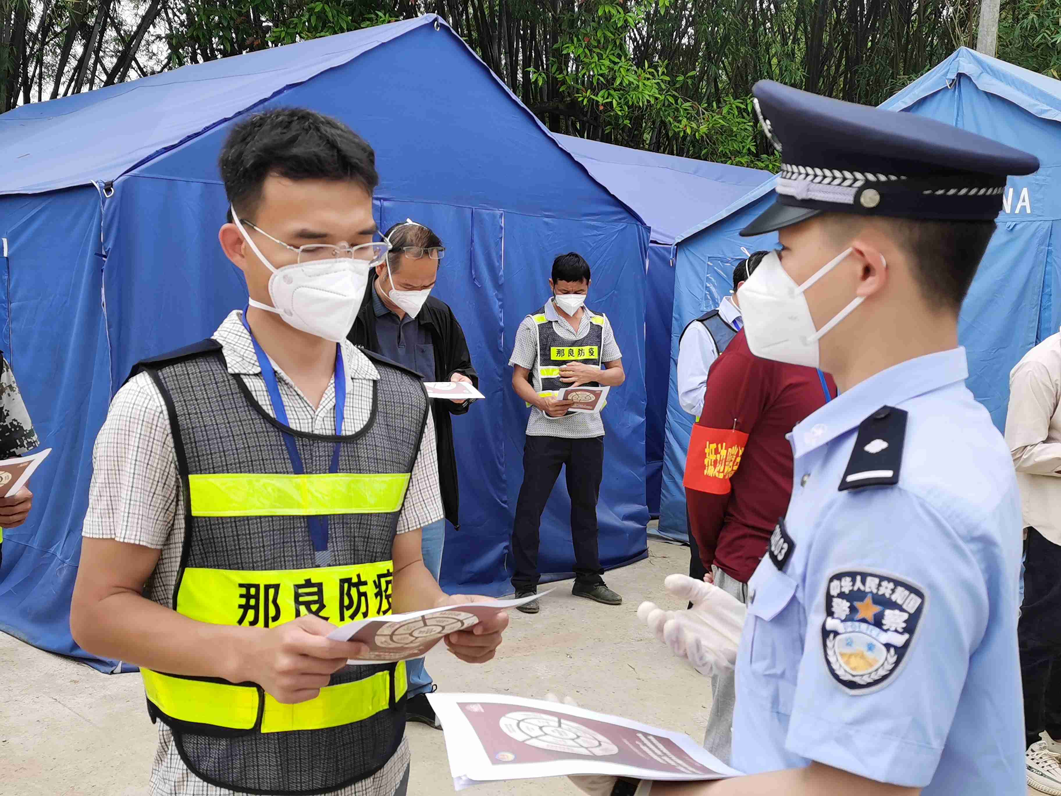 民警给防疫人员发放宣传单讲解国家安全教育日常识.jpg