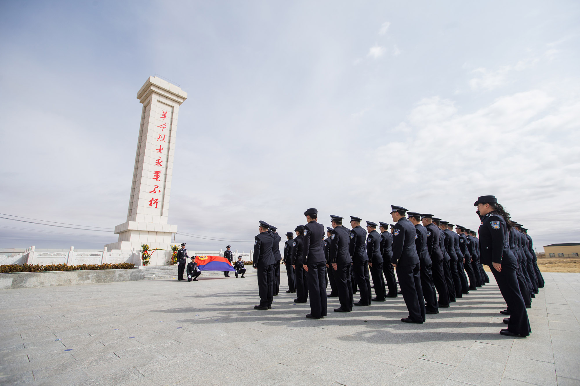 图1：2022年4月1日，二连出入境边防检查站民警在革命烈士纪念碑前重温入警誓词.jpg