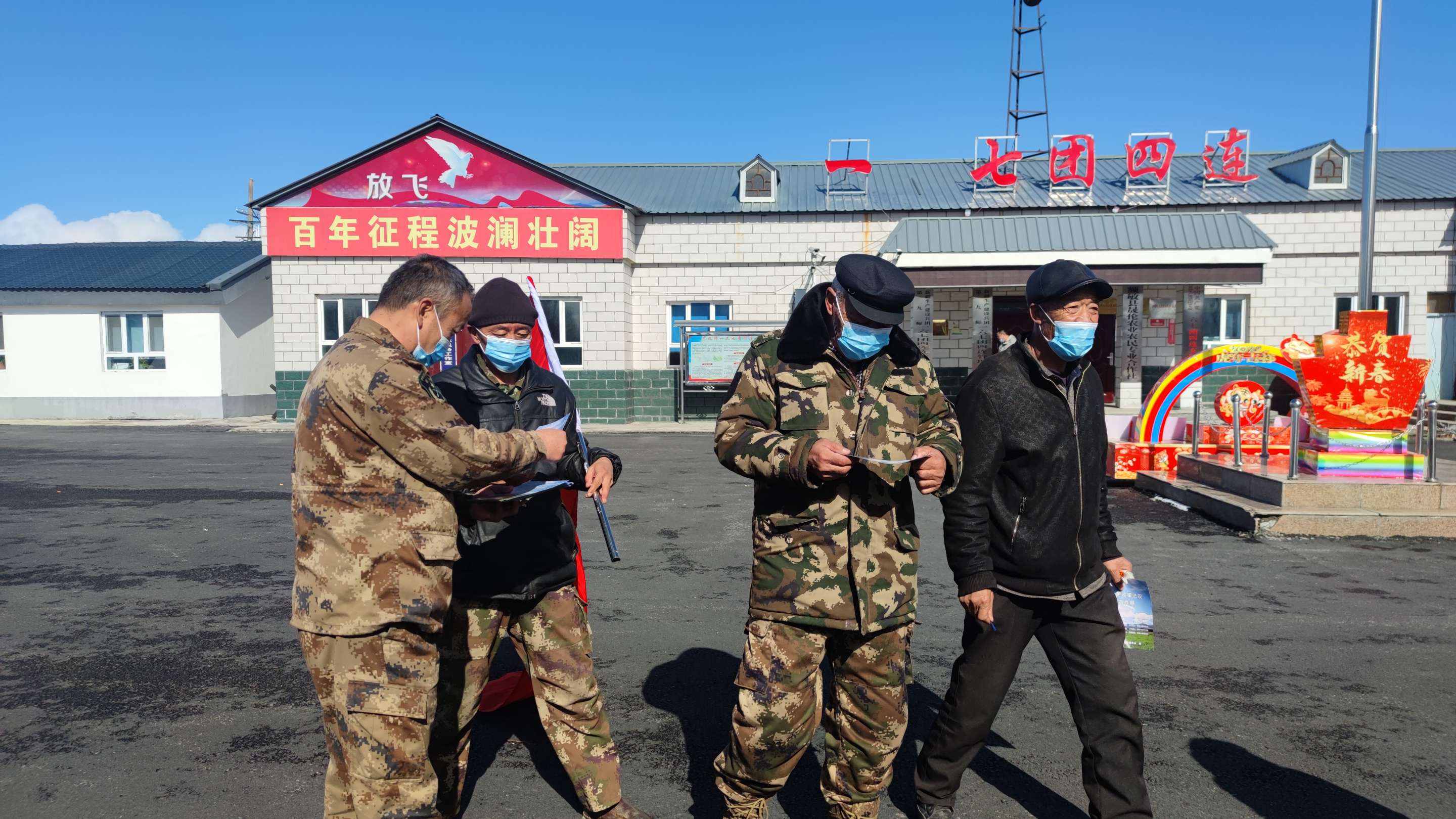 通过发放宣传单等方式宣传边境政策法规.jpg