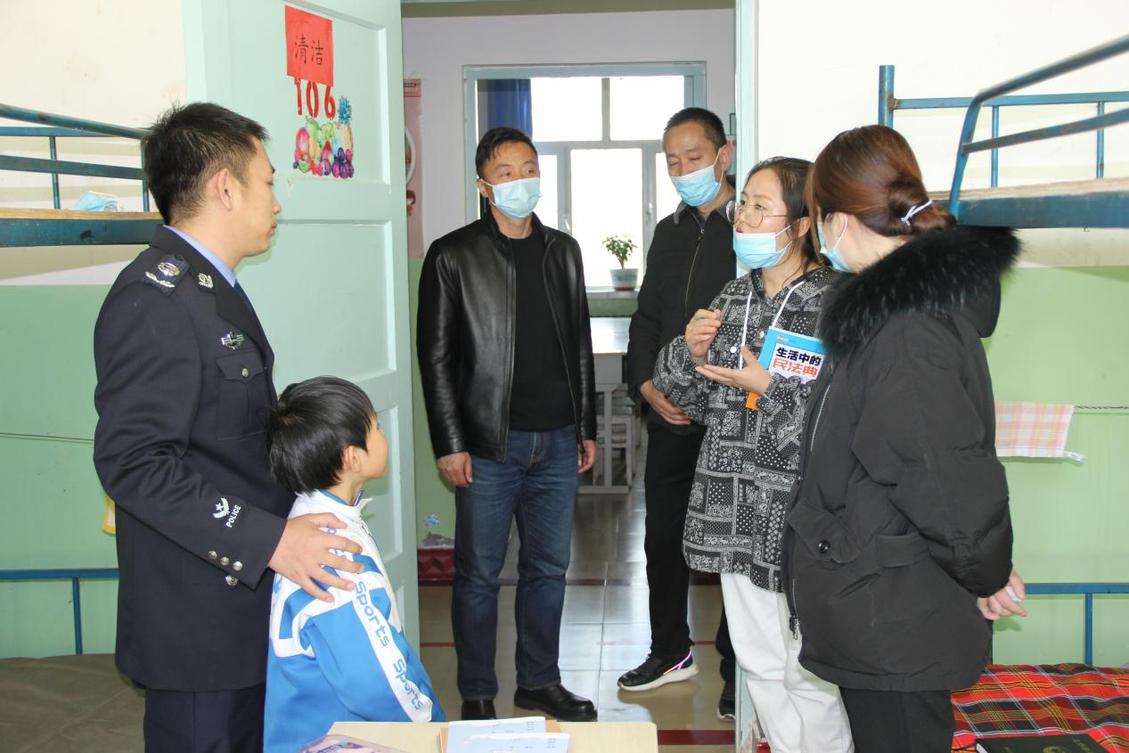 海勇向王晓涵的老师了解学习、生活情况.png