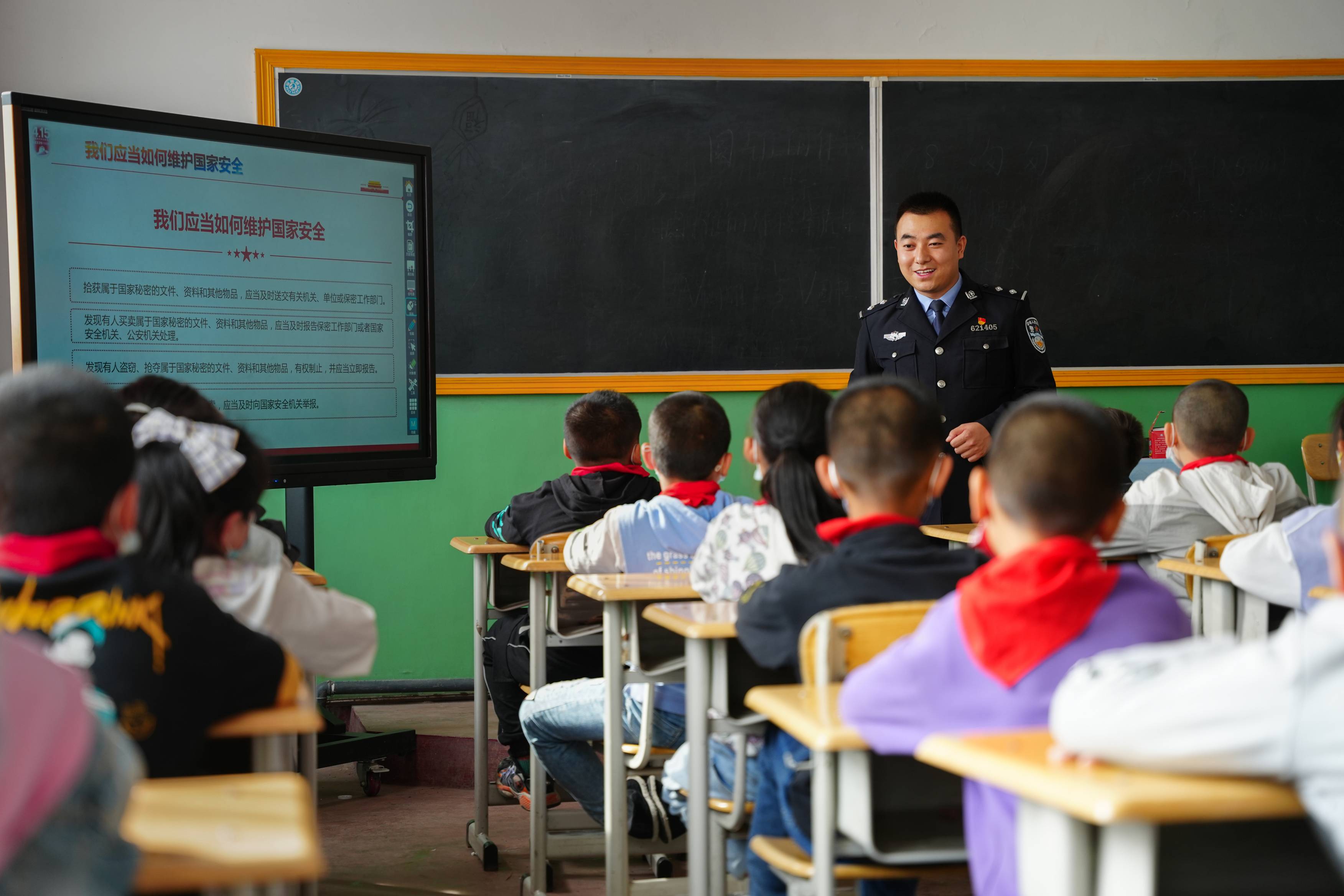 民警向学生讲授国家安全知识.jpg