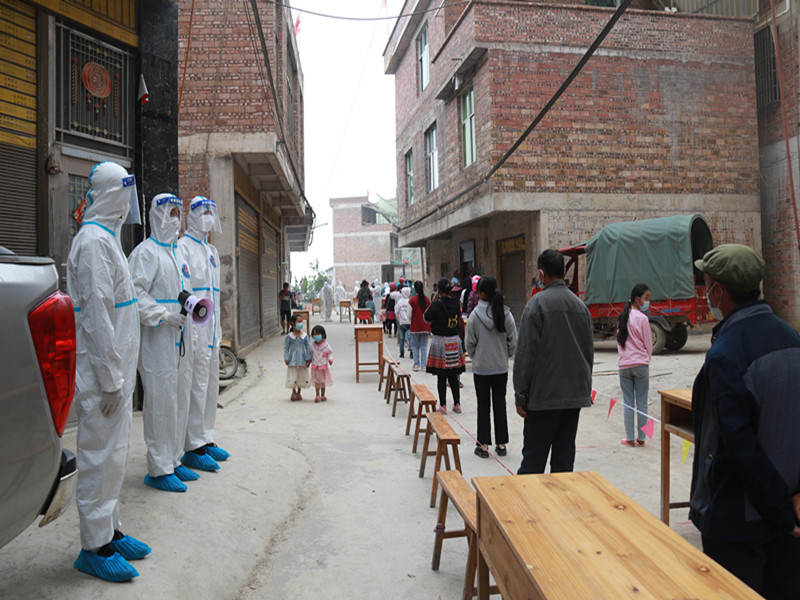 图二为民警在全员核酸时向群众 宣讲疫情防控政策.jpg