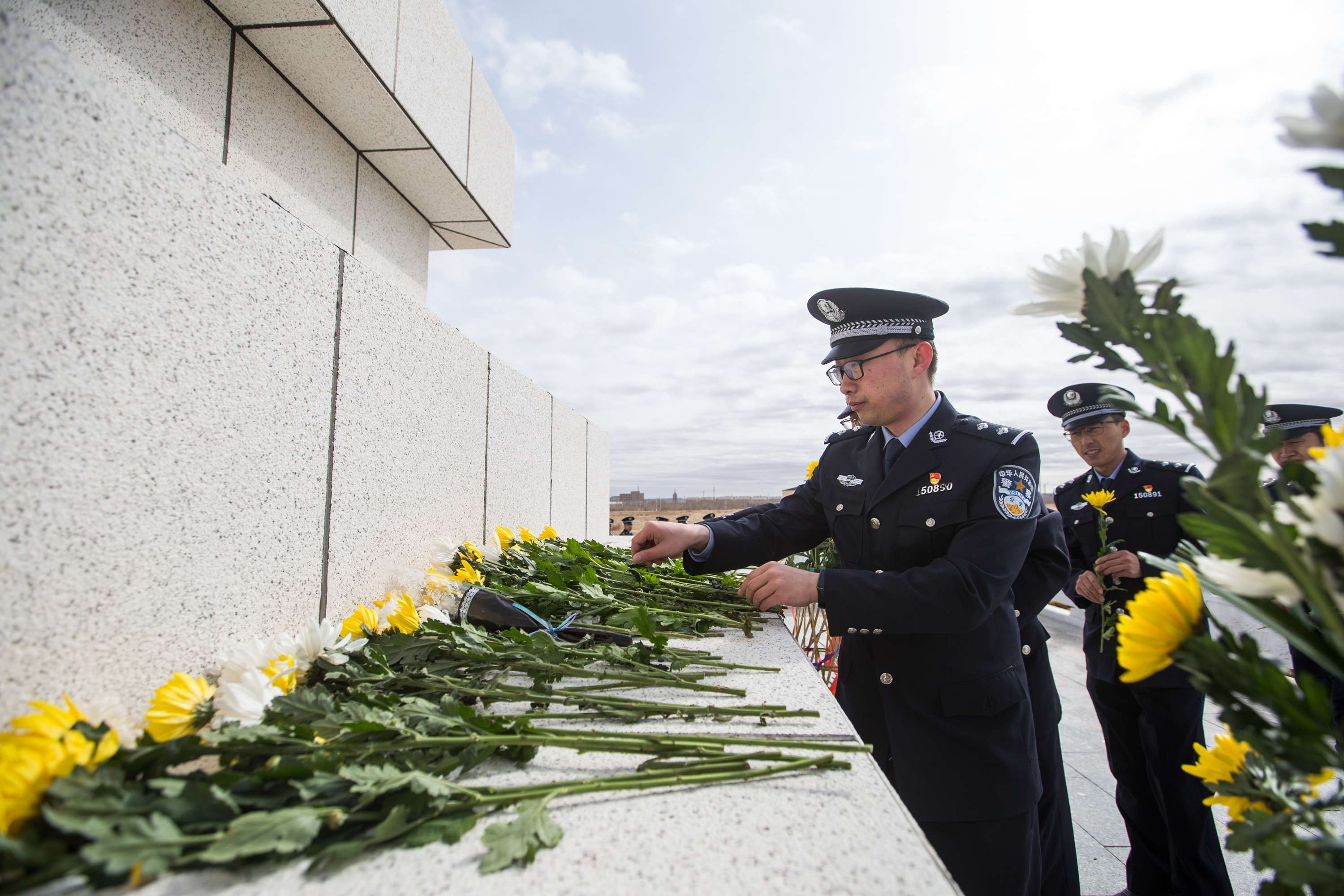 图4：2022年4月1日，二连出入境边防检查站民警绕行瞻仰纪念碑献上鲜花.jpg
