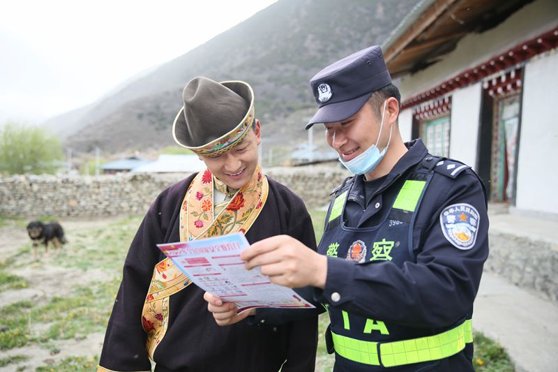 林芝鲁霞边境派出所民警在辖区为群众讲解国家安全知识 陈成 摄_.jpg