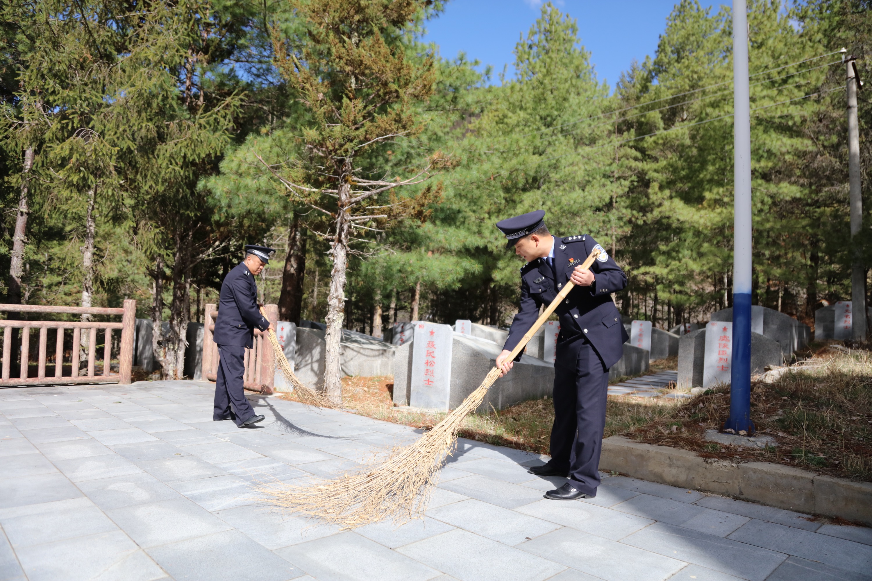 图为民警祭扫烈士陵园2_调整大小.JPG