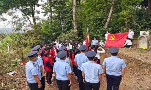 打洛出入境边防检查站布朗山分站联合乡九年义务制中学前往烈士段国书墓前祭扫