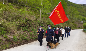 警民携手联巡 共筑平安边境