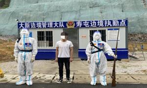 群众主动上交枪支 警民共建和谐社会