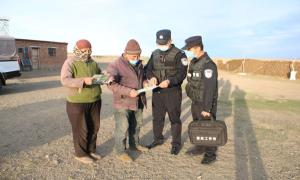 沙孜边境派出所“送安全、送平安”活动进牧区进企业