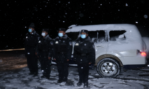 雪中执勤 展靓丽“雪警”