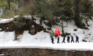 峡谷深处的“战疫警色”