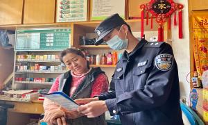 龙井边境检查站深入边境村屯送来普法“大礼包”