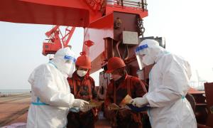 秦皇岛出入境边防检查站开展全民国家安全教育日普法宣传进码头活动