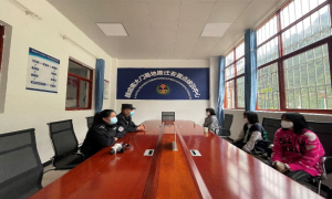 三名少女上演“逃学威龙” 民警变身“导师”耐心劝导