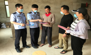 民警进村普法提升乡村振兴安全指数