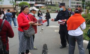 石月亮边境派出所组织开展法治宣传活动