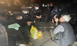 慰问老兵 聆听革命故事