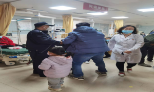 民警执勤偶遇突发疾病群众 紧急送往医院救治
