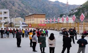 洛本卓边境派出所开展校园反恐防暴演练