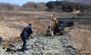 春耕备耕在际 修路为民解忧