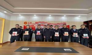 陈巴尔虎边境管理大队开展“奋进新征程 阅读再出发”授书仪式