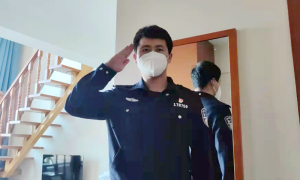 长白山边境管理支队抗疫民警隔空敬礼送别辞世亲人
