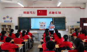 梧州出入境边防检查站进驻地学校开展“全民国家安全教育日”宣讲活动