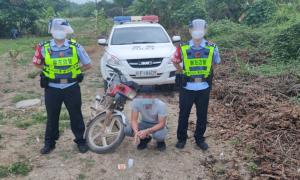 吸毒怕被查 骑车走小路 被民警抓个正着