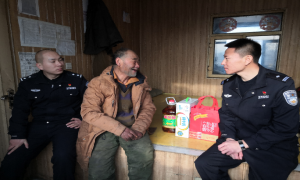 三家子边境派出所深入田间地头助农帮产
