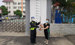 法制宣传显成效 村民主动上交枪支