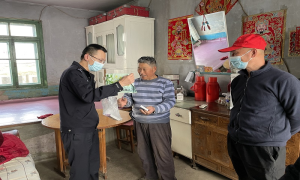 送药上门 民警为老人解难题