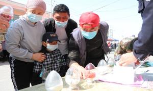 练摊叫卖接地气 禁毒宣传进民心