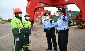 绘就国门“五一”最美“警”色