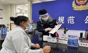 上帕边境派出所利用户籍窗口开展禁毒宣传