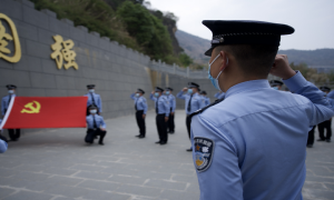 传承红色基因 缅怀戍边英烈