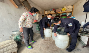 送水进村解民忧 一片警心暖民心