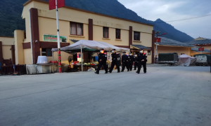 普拉底边境派出所夜间巡逻途中救助受伤群众