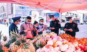 民警为群众送上“法律大餐”