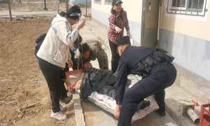 村民煤烟中毒情况急  民警接力救助现转机