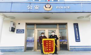 细心民警4天找回粗心司机跑丢9袋化肥