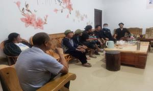 洛本卓边境派出所开展“节日我在岗 欢庆度五一”普法宣传活动
