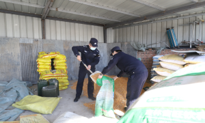 民警助春耕 构筑和谐警民情