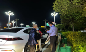 精神病患者误闯高速 高速交警及时救助