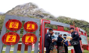 “提包警务”装载为民初心 “枫桥经验”践行忠诚使命